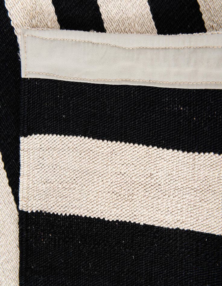 Detail image of  5' 5 x 7' 9  Hand Woven Kilim Modern Wool Rug