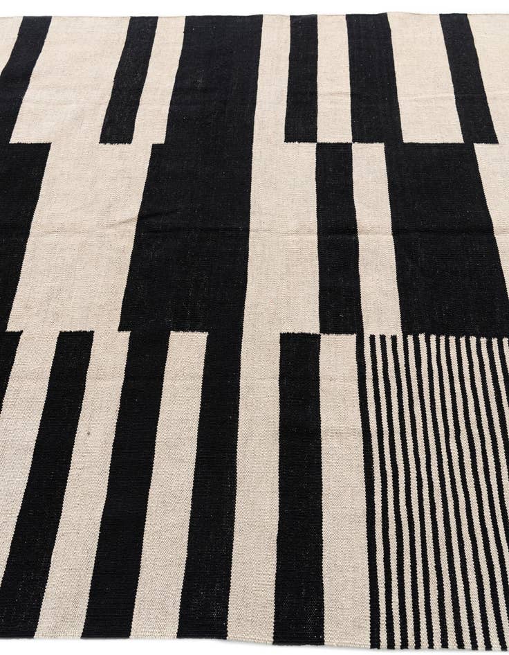 Detail image of  5' 6 x 7' 9  Hand Woven Kilim Modern Wool Rug