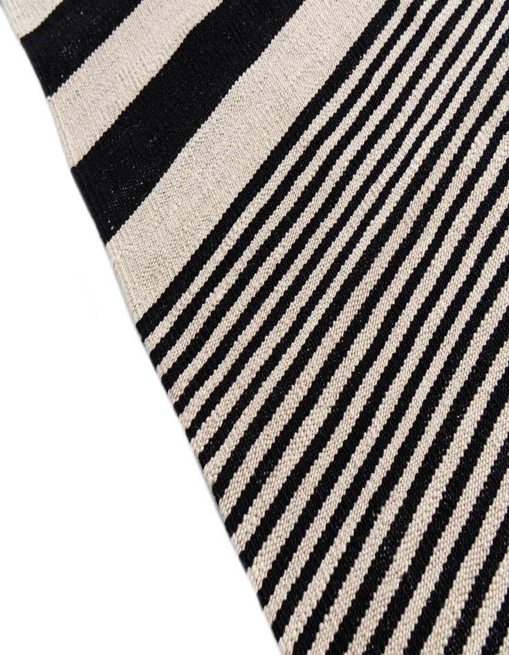 Detail image of  5' 6 x 7' 9  Hand Woven Kilim Modern Wool Rug