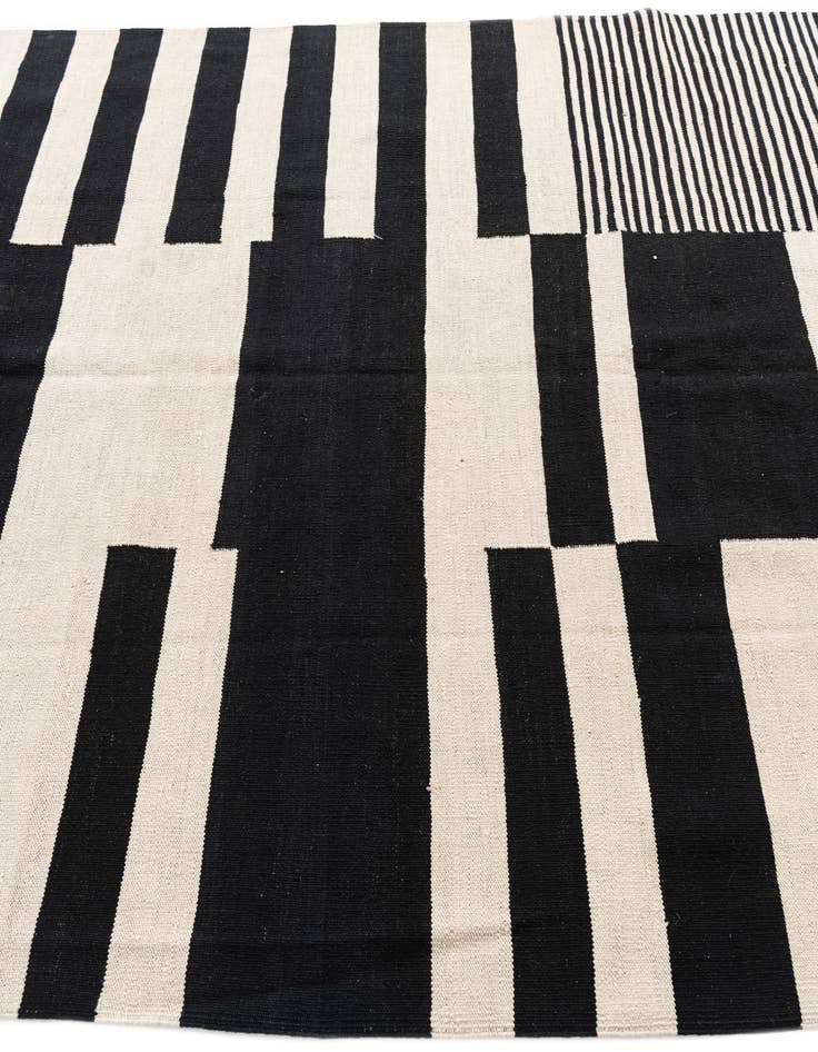 Detail image of  5' 9 x 7' 10  Hand Woven Kilim Modern Wool Rug