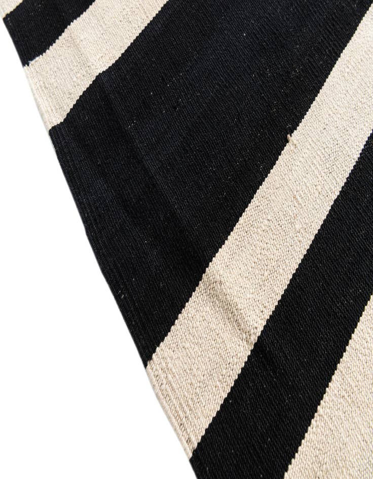 Detail image of  5' 9 x 7' 10  Hand Woven Kilim Modern Wool Rug