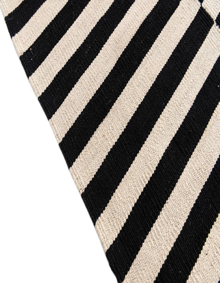 Detail image of  5' 9 x 7' 9  Hand Woven Kilim Modern Wool Rug