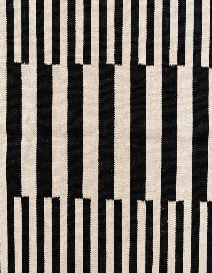 Detail image of  5' 9 x 7' 9  Hand Woven Kilim Modern Wool Rug