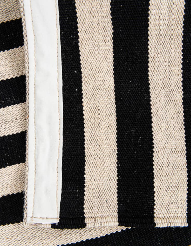 Detail image of  5' 9 x 7' 9  Hand Woven Kilim Modern Wool Rug