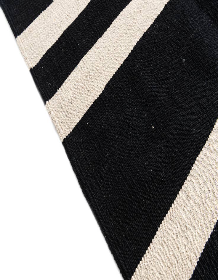 Detail image of  5' 9 x 7' 9  Hand Woven Kilim Modern Wool Rug