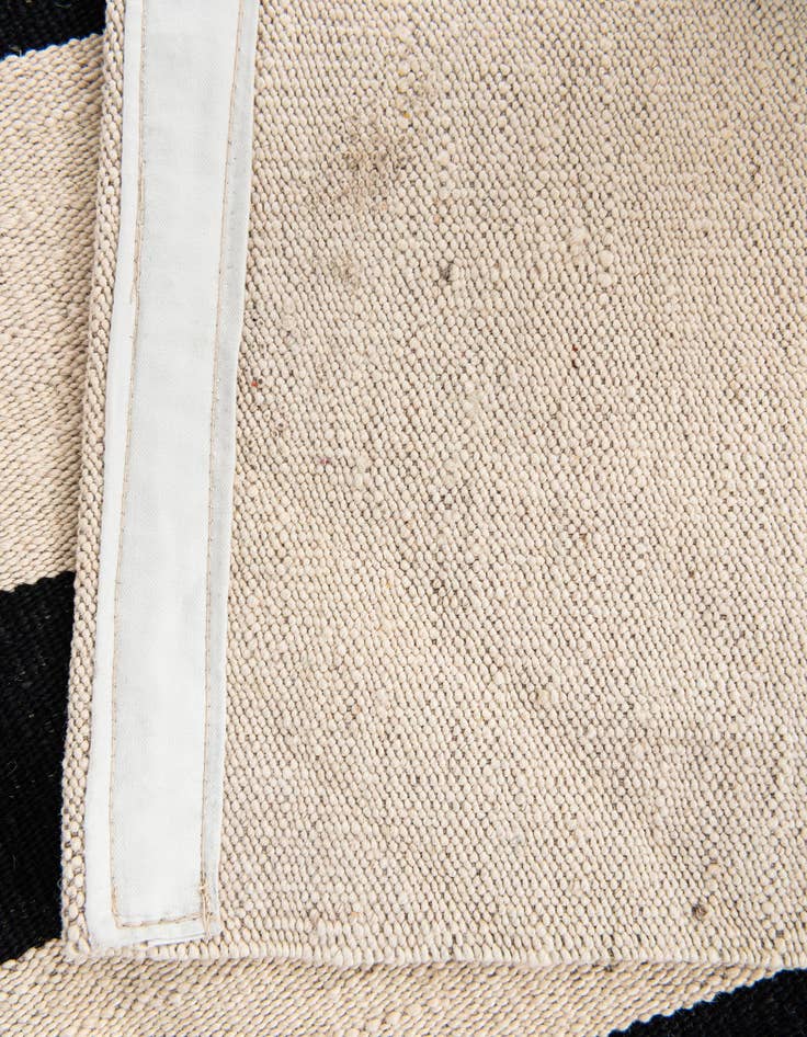 Detail image of  5' 9 x 7' 9  Hand Woven Kilim Modern Wool Rug