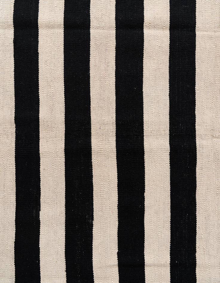 Detail image of  5' 5 x 8'  Hand Woven Kilim Modern Wool Rug