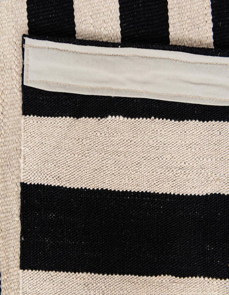 Detail image of  5' 5 x 8'  Hand Woven Kilim Modern Wool Rug