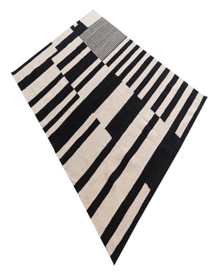 Detail image of  4' 8 x 6' 6  Hand Woven Kilim Modern Wool Rug