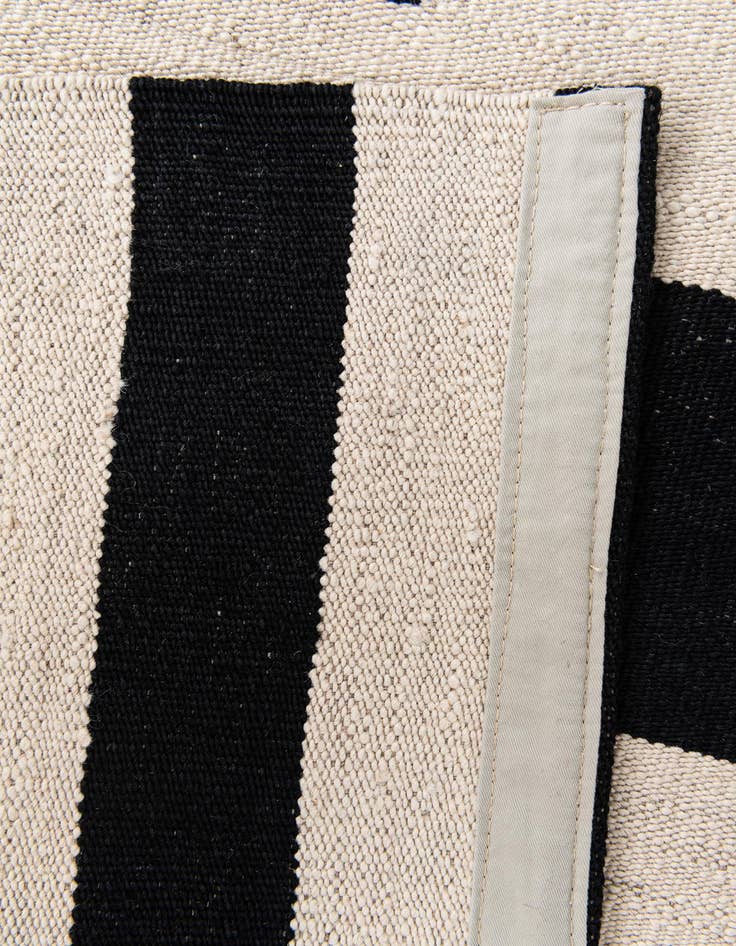 Detail image of  4' 8 x 6' 7  Hand Woven Kilim Modern Wool Rug