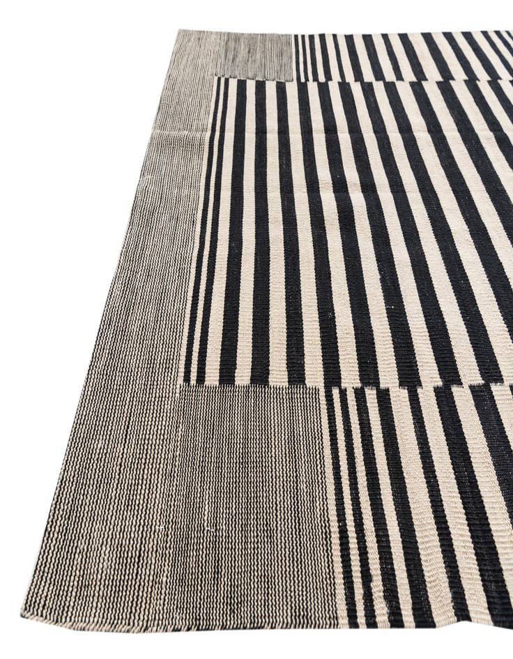 Detail image of  4' 2 x 5' 9  Hand Woven Kilim Modern Wool Rug