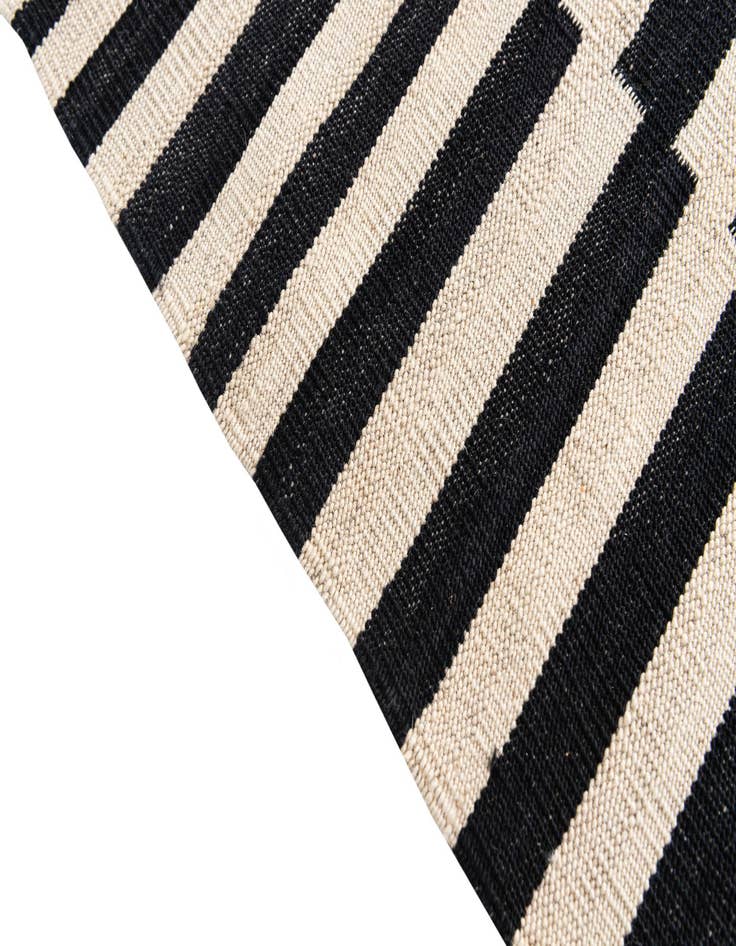 Detail image of  4' 2 x 5' 9  Hand Woven Kilim Modern Wool Rug