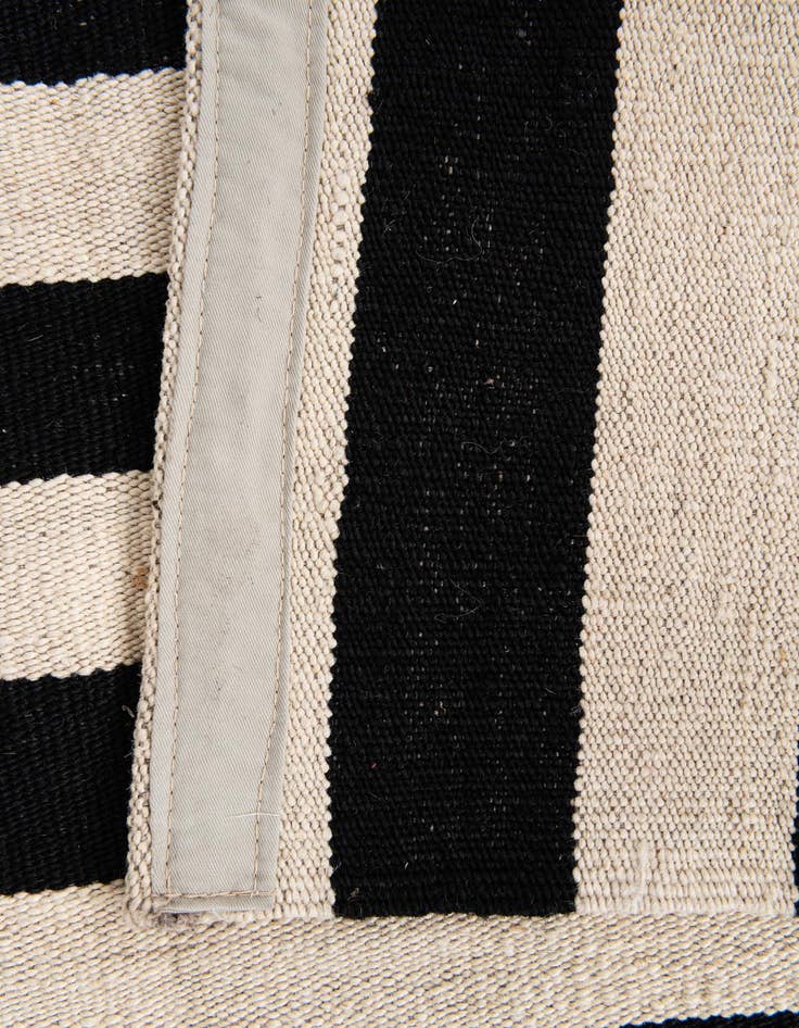 Detail image of  4' 3 x 6'  Hand Woven Kilim Modern Wool Rug