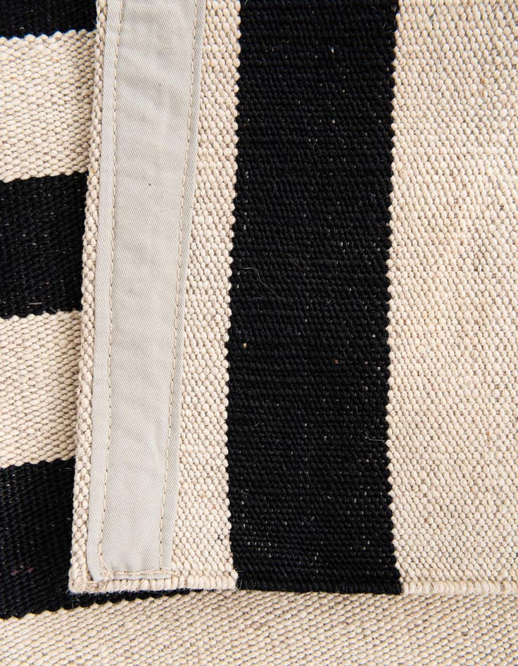 Detail image of  4' 2 x 5' 9  Hand Woven Kilim Modern Wool Rug