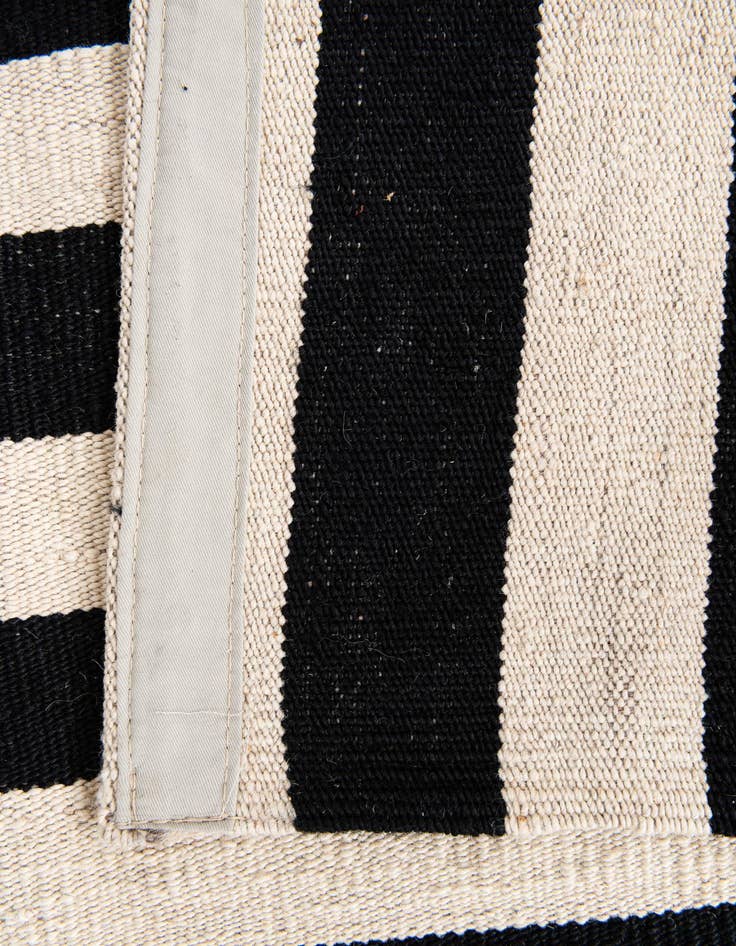 Detail image of  4' 3 x 6'  Hand Woven Kilim Modern Wool Rug