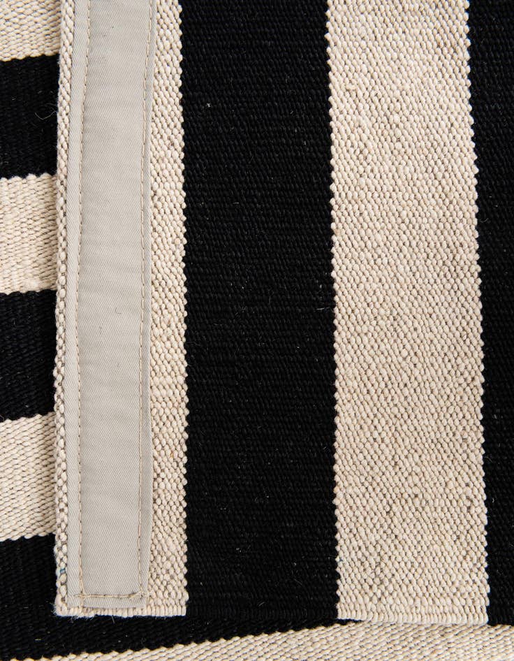 Detail image of  4' 2 x 6'  Hand Woven Kilim Modern Wool Rug