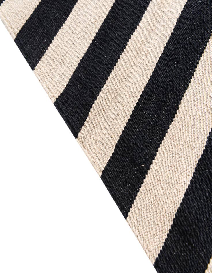 Detail image of  4' 2 x 5' 10  Hand Woven Kilim Modern Wool Rug