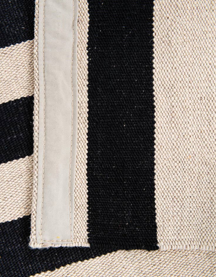 Detail image of  4' 2 x 5' 10  Hand Woven Kilim Modern Wool Rug