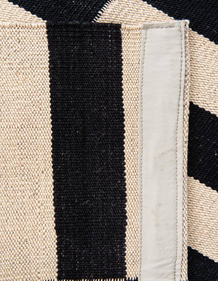 Detail image of  2' 7 x 4'  Hand Woven Kilim Modern Wool Rug