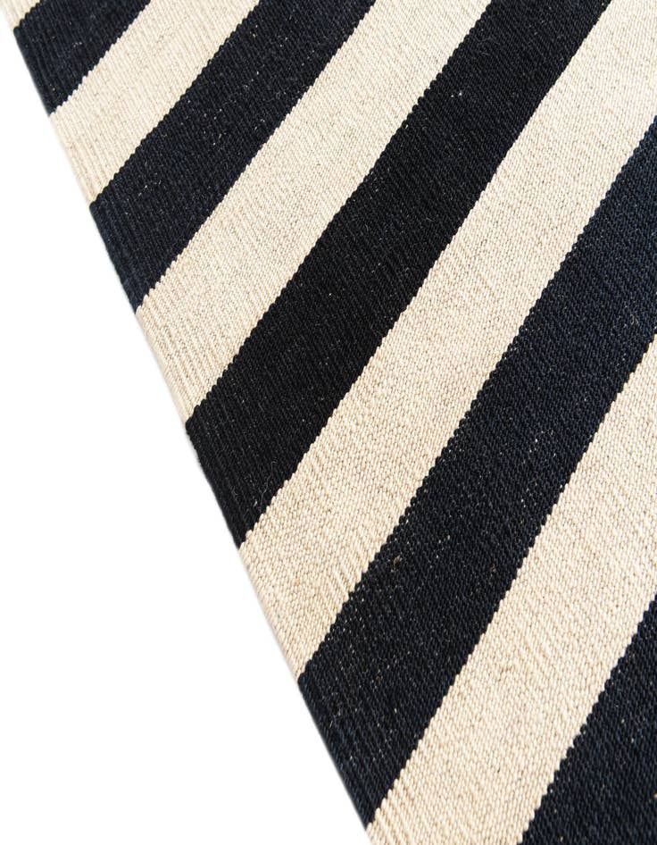 Detail image of  4' 1 x 6'  Hand Woven Kilim Modern Wool Rug