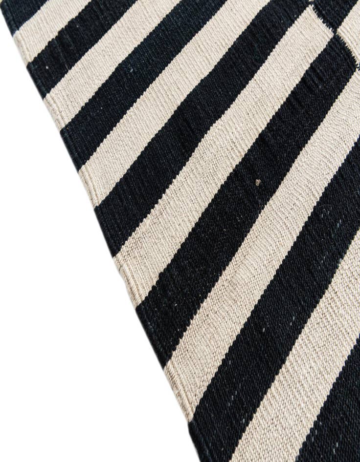 Detail image of  5' 2 x 6' 2  Hand Woven Kilim Modern Wool Rug