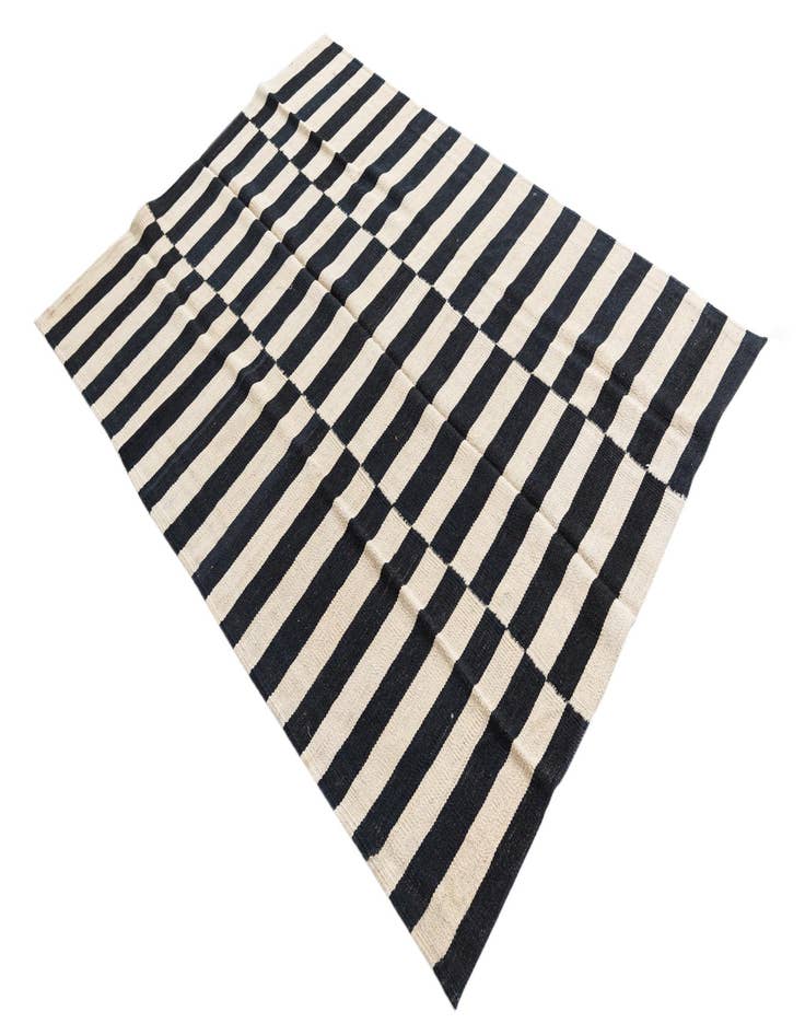 Detail image of  4' 1 x 5' 10  Hand Woven Kilim Modern Wool Rug