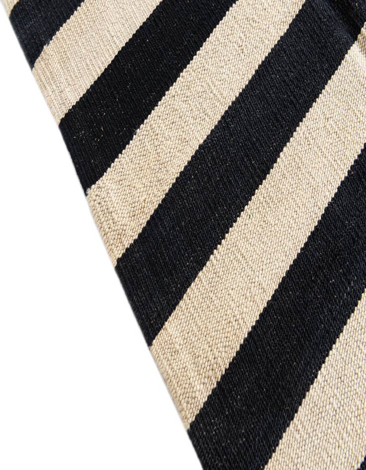 Detail image of  4' 4 x 5' 10  Hand Woven Kilim Modern Wool Rug