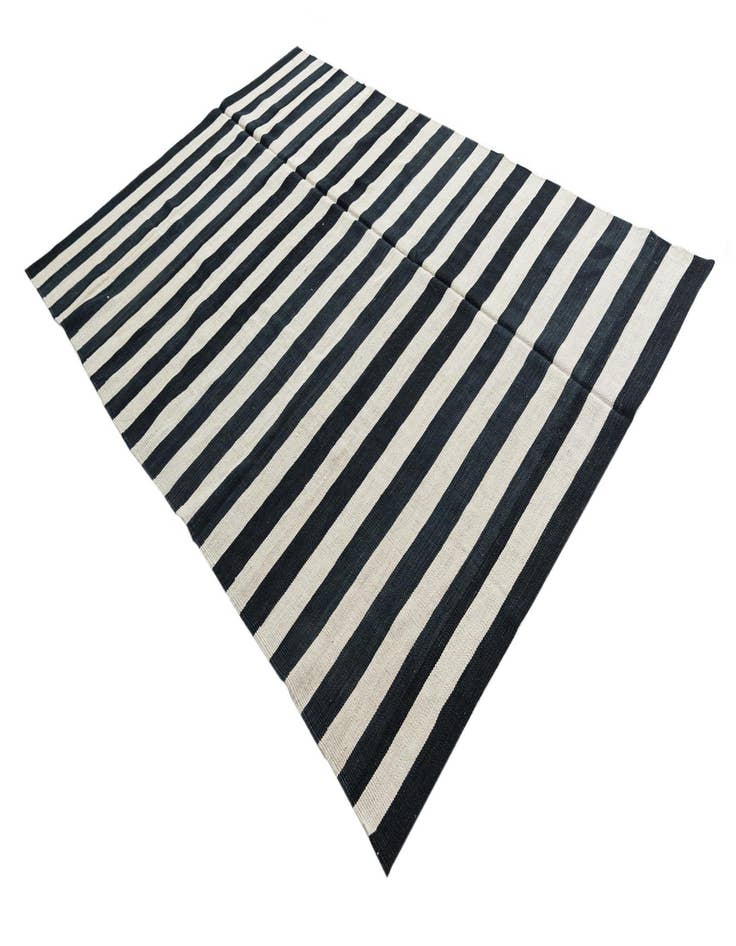 Detail image of  5' 6 x 8'  Hand Woven Kilim Modern Wool Rug