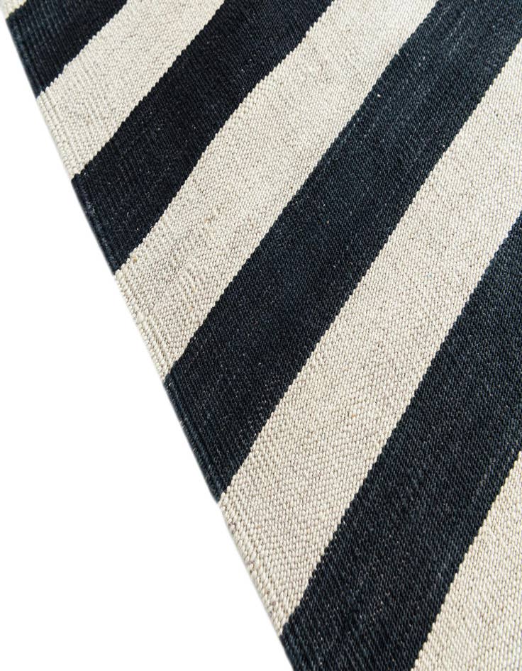 Detail image of  5' 6 x 8'  Hand Woven Kilim Modern Wool Rug