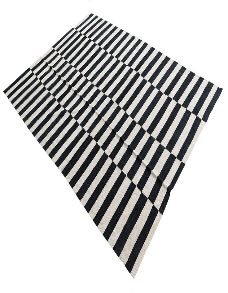 Detail image of  5' 7 x 8' 10  Hand Woven Kilim Modern Wool Rug