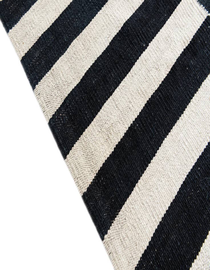 Detail image of  5' 7 x 8' 10  Hand Woven Kilim Modern Wool Rug