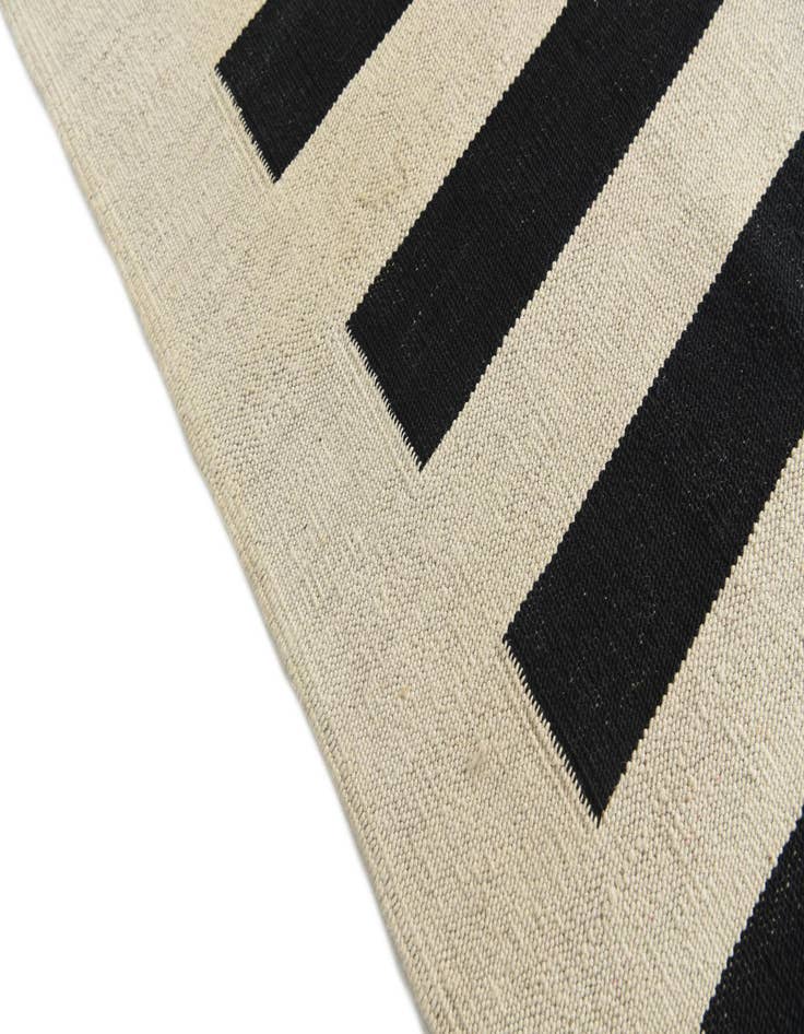 Detail image of  6' 6 x 9' 8  Hand Woven Kilim Modern Wool Rug