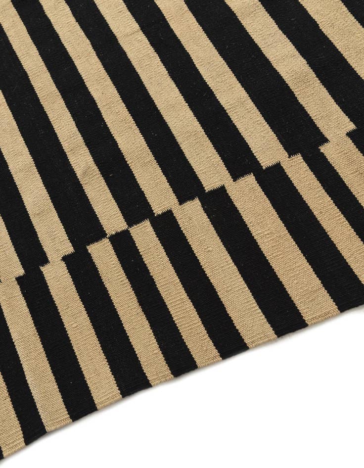 Detail image of  5' 8 x 7' 9  Hand Woven Kilim Modern Wool Rug
