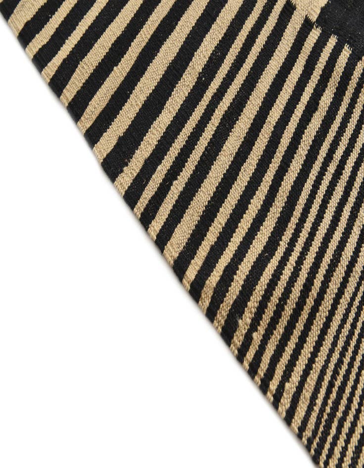 Detail image of  5' 9 x 7' 8  Hand Woven Kilim Modern Wool Rug