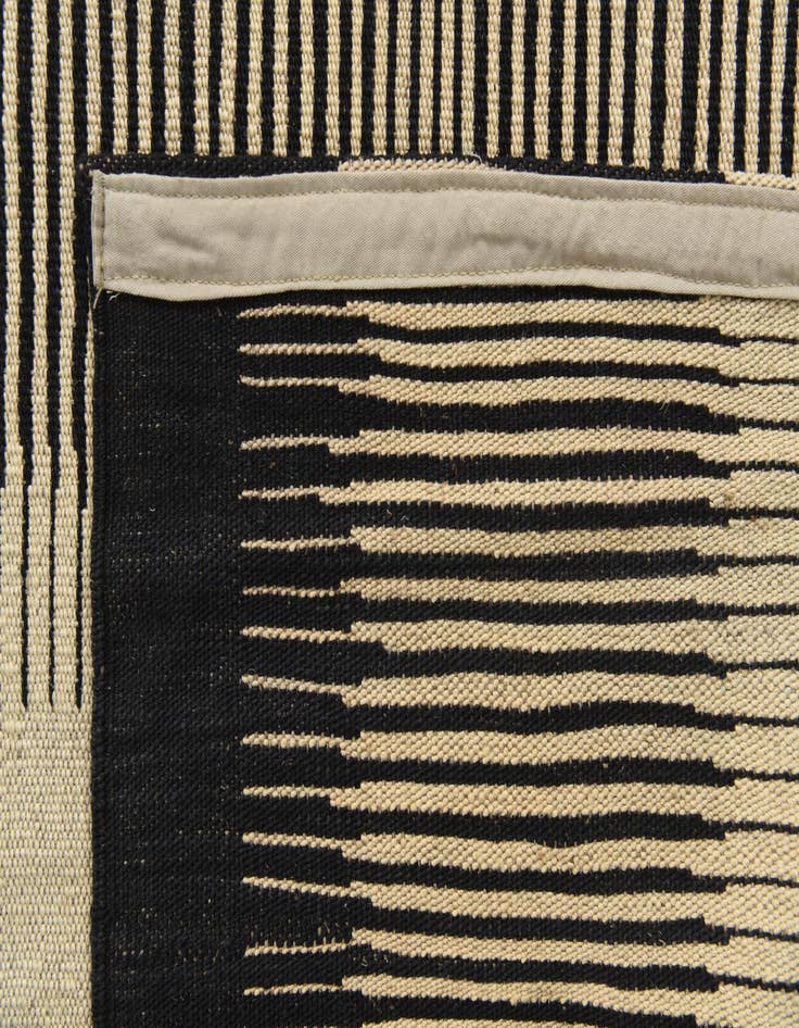 Detail image of  5' 9 x 7' 8  Hand Woven Kilim Modern Wool Rug