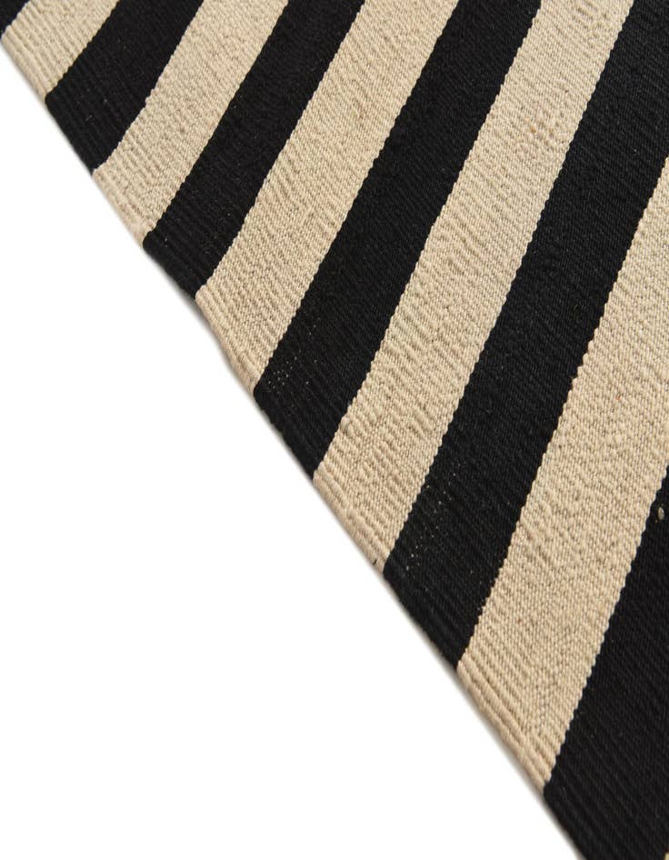 Detail image of  5' 6 x 7' 10  Hand Woven Kilim Modern Wool Rug