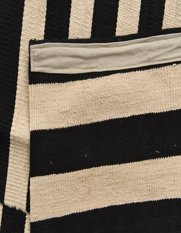 Detail image of  5' 6 x 7' 10  Hand Woven Kilim Modern Wool Rug