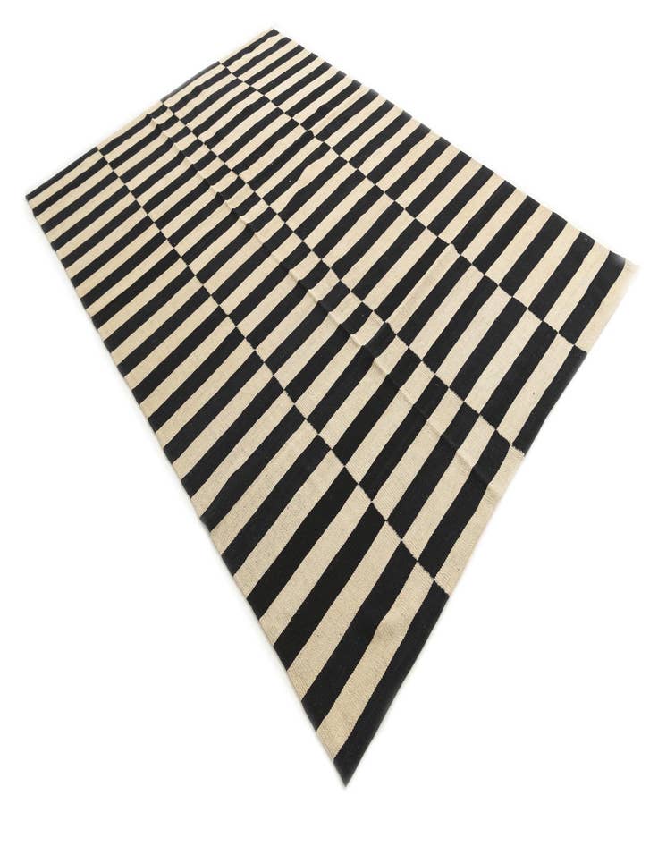 Detail image of  5' 6 x 8' 7  Hand Woven Kilim Modern Wool Rug