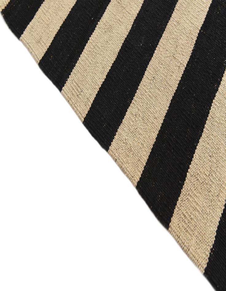 Detail image of  5' 6 x 8' 7  Hand Woven Kilim Modern Wool Rug