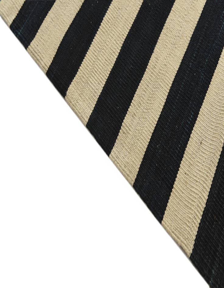 Detail image of  5' 4 x 6' 9  Hand Woven Kilim Modern Wool Rug