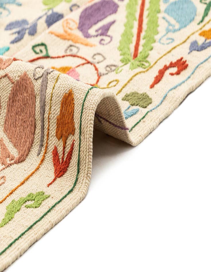 Detail image of  5' 9 x 7' 6  Hand Knotted Marok Kilim Rug