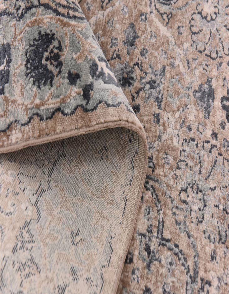 Detail image of  5' x 7' 7 Modern Classical Rug