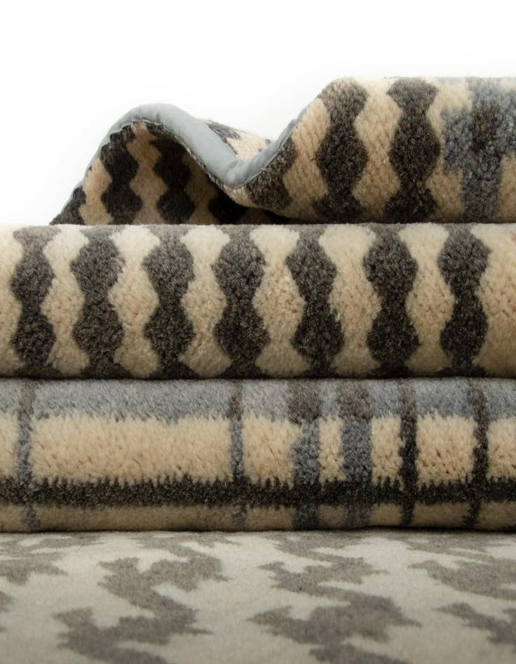 Detail image of  8' 1 x 9' 11  Hand Knotted Modern Manshu Wool Rug