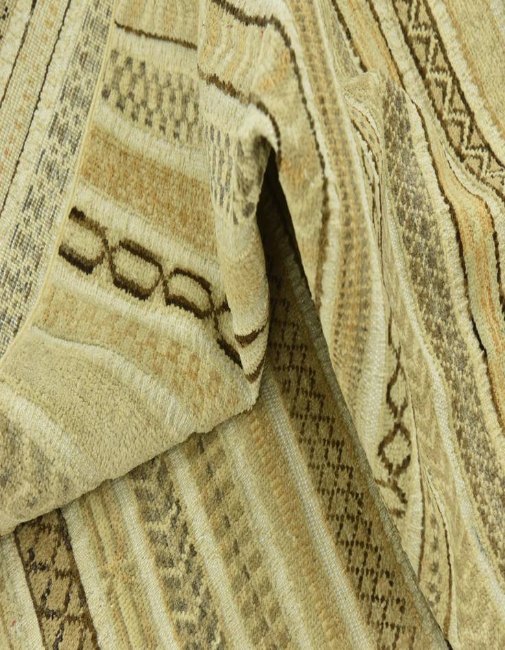 Detail image of  6' 4 x 9' 6  Hand Knotted Modern Ziegler Rug