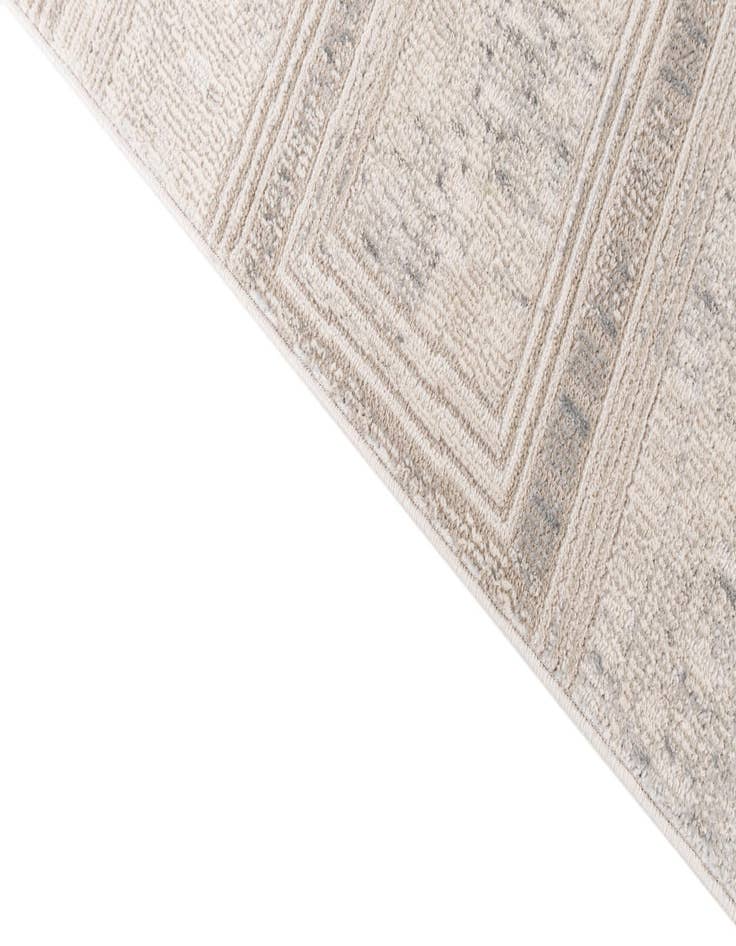 Detail image of  5' x 7' 4 Oasis Rug