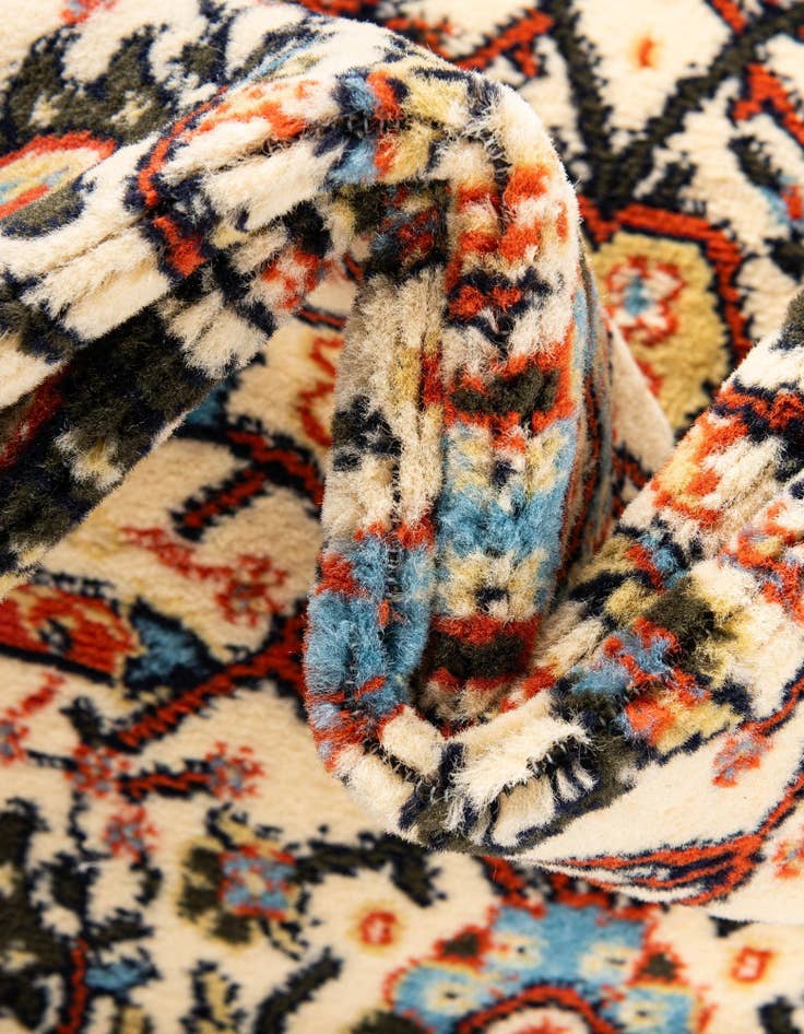 Detail image of  7' 10 x 7' 10 Neda Round Rug