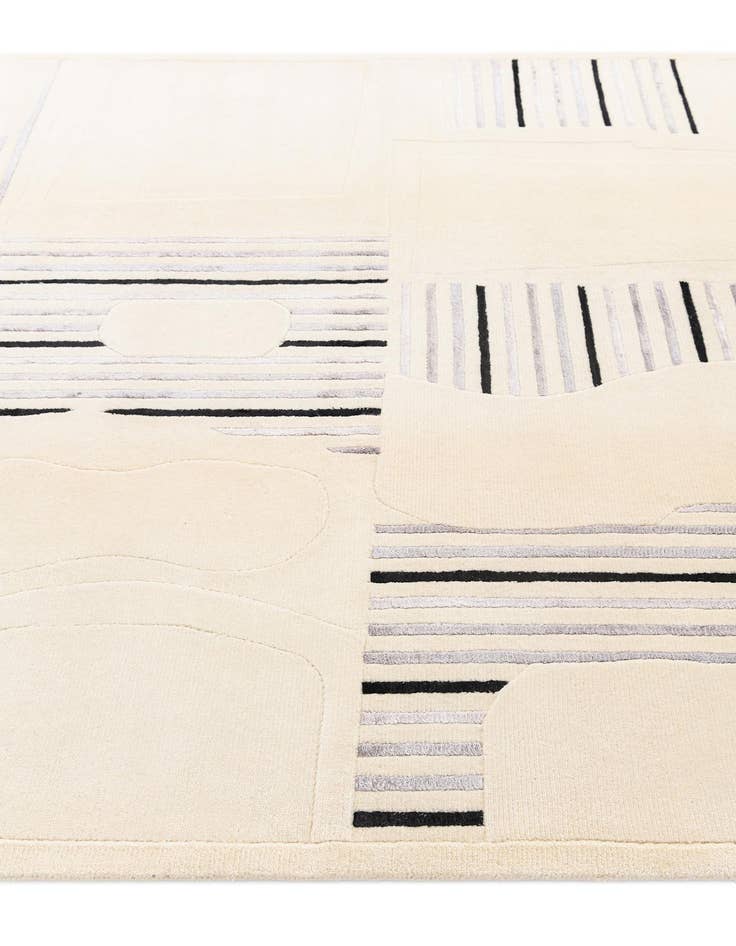 Detail image of  5' 8 x 8' Darya Rug