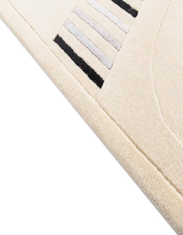 Detail image of  5' 8 x 8' Darya Rug