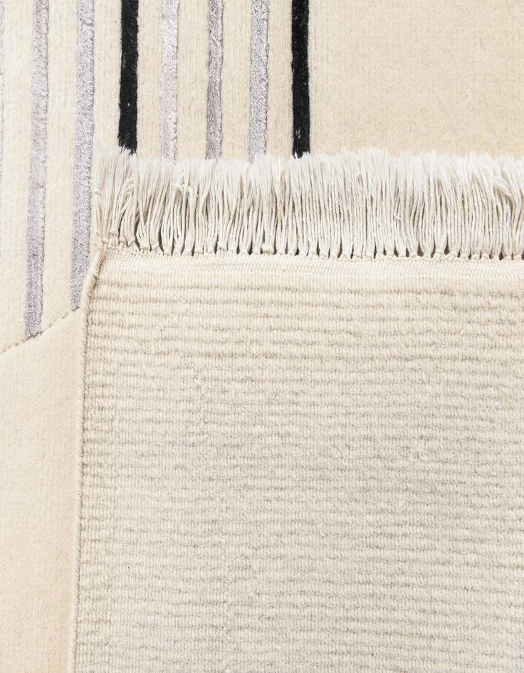 Detail image of  5' 8 x 8' Darya Rug