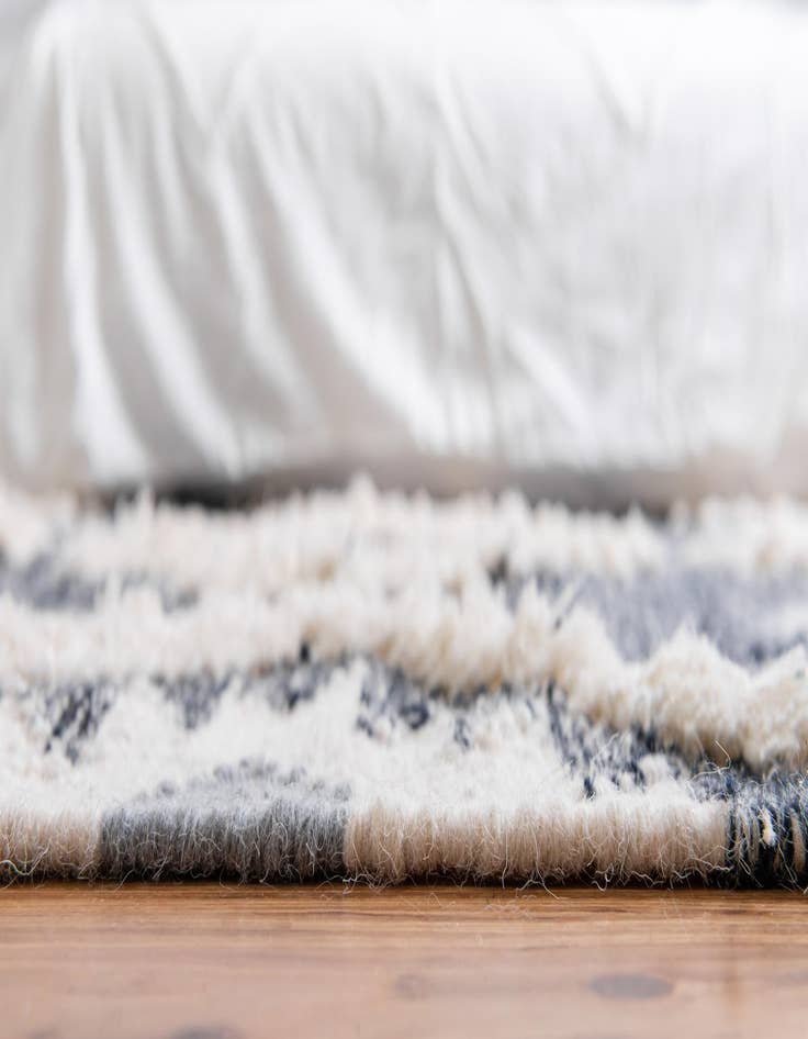 Detail image of  5' 1 x 8'  Hand Woven Arizona Wool Rug